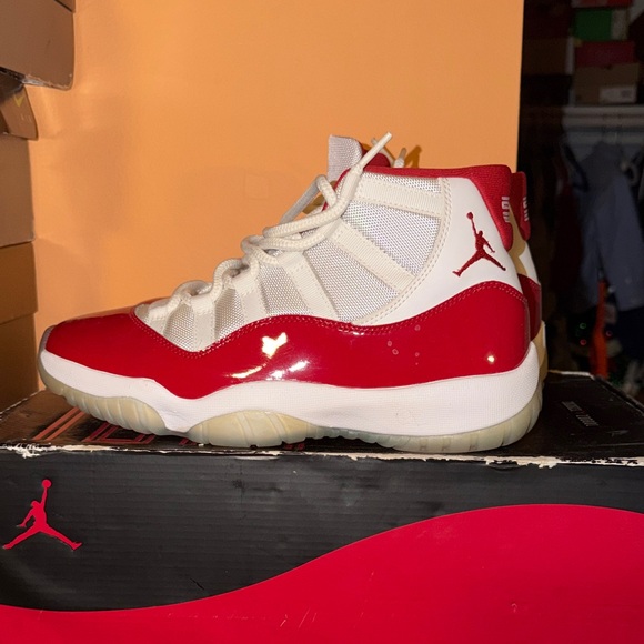 Jordan retro cherry 11 size 8.5 (2022)